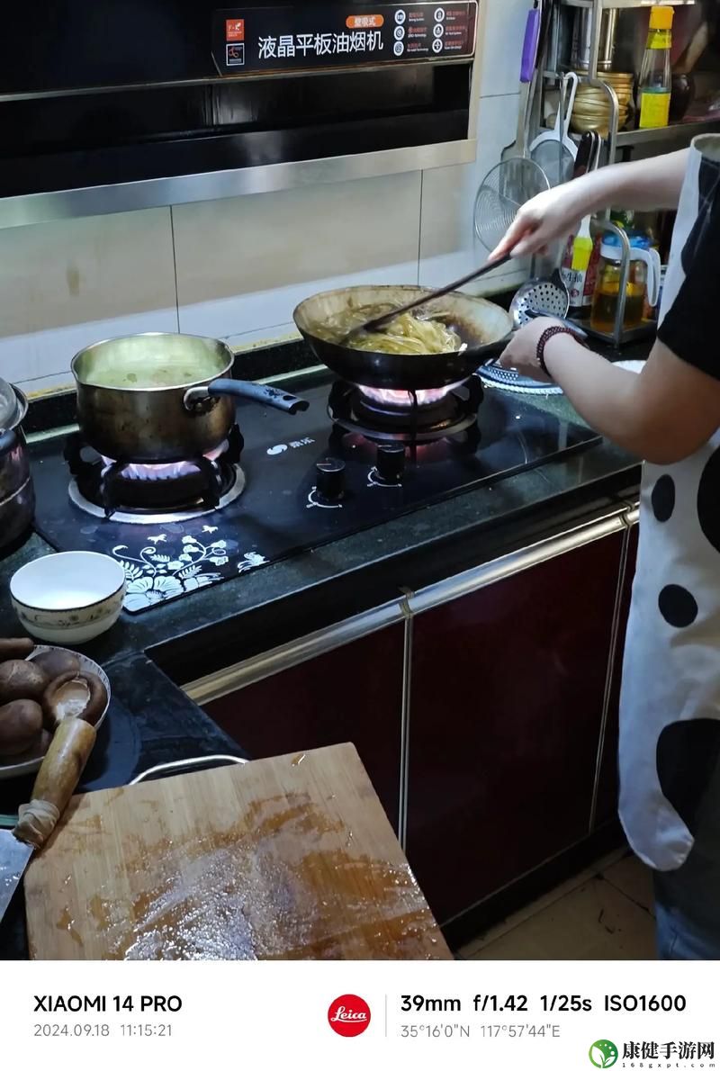 中午妈妈在厨房做饭