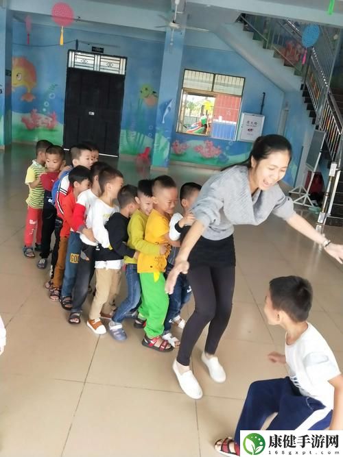 幼儿园老师吃孩子身上的小鸡